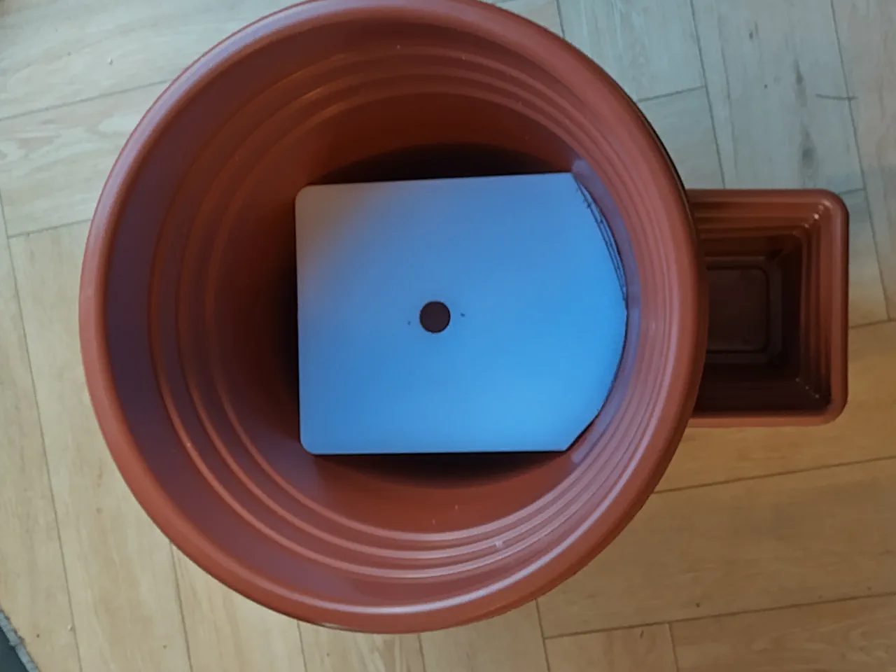 The chopping board platform with a 28mm hole drilled through the centre for the wicking rope