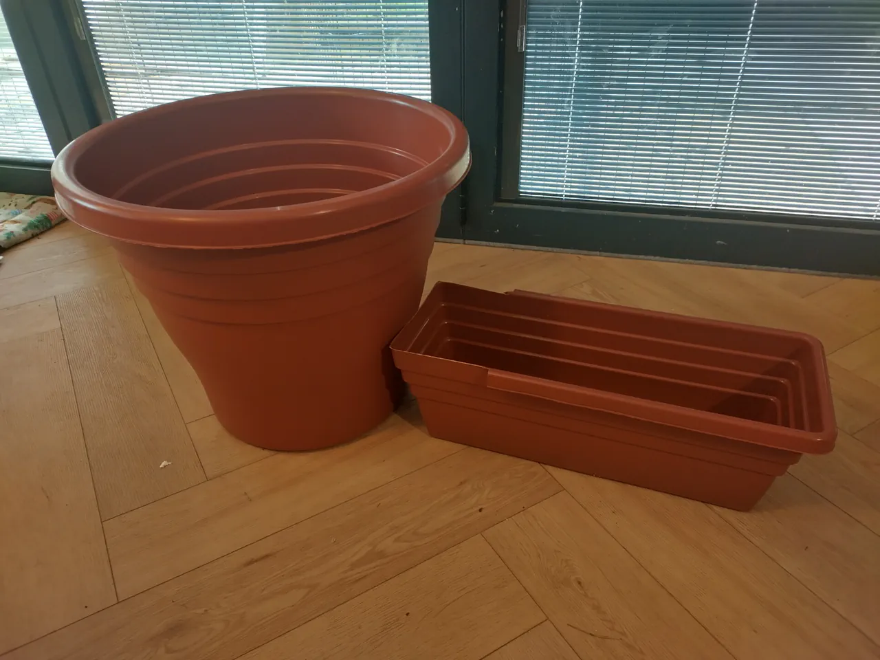 Strata Ascot 47.5cm pot alongside matching trough, both in dark grey plastic